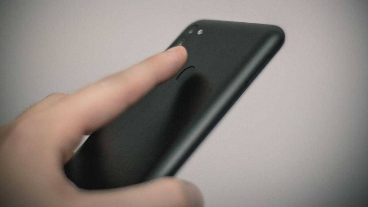 Обзор Samsung Galaxy M11. Народный смартфон 55 Задняя часть нового iPhone 12 с камерой и вспышкой