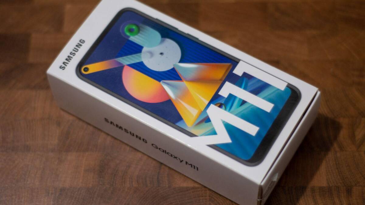 Обзор Samsung Galaxy M11. Народный смартфон 29 Коробка с новым Samsung Galaxy M11 на деревянном столе