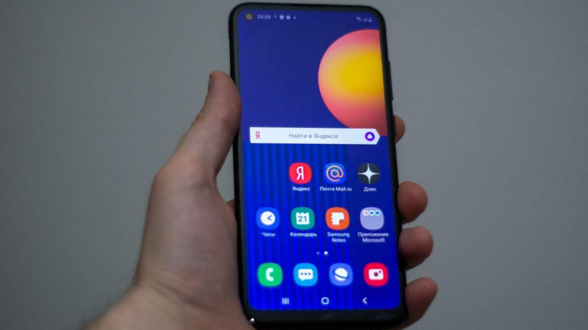 Обзор Samsung Galaxy M11. Народный смартфон 31 Смартфон Samsung Galaxy на руке с дисплеем интерфейса