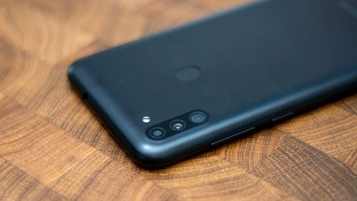 Обзор Samsung Galaxy M11. Народный смартфон 33 Задняя панель iPhone 12 с тремя камерами и вспышкой