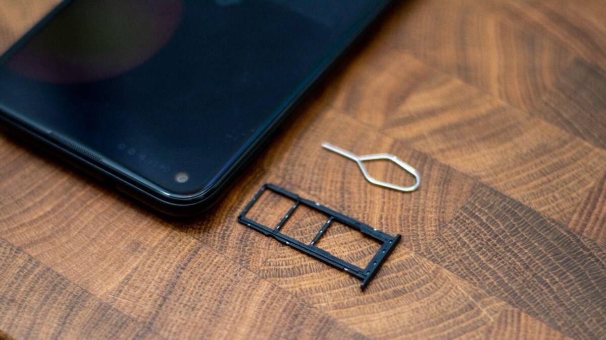 Обзор Samsung Galaxy M11. Народный смартфон 34 Крупный план корпуса iPhone 12 с SIM-лотком и слотами