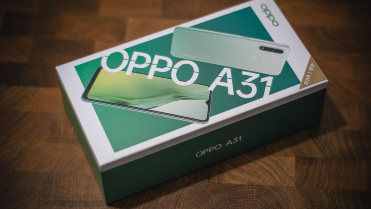 Коробка с упаковкой смартфона Oppo A31 с изображением телефона спереди и сзади