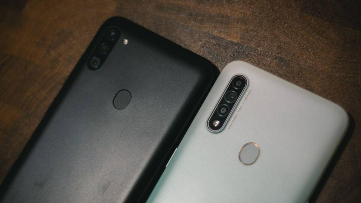 Два смартфона Huawei с вертикальной камерой и датчиком отпечатка на задней панели