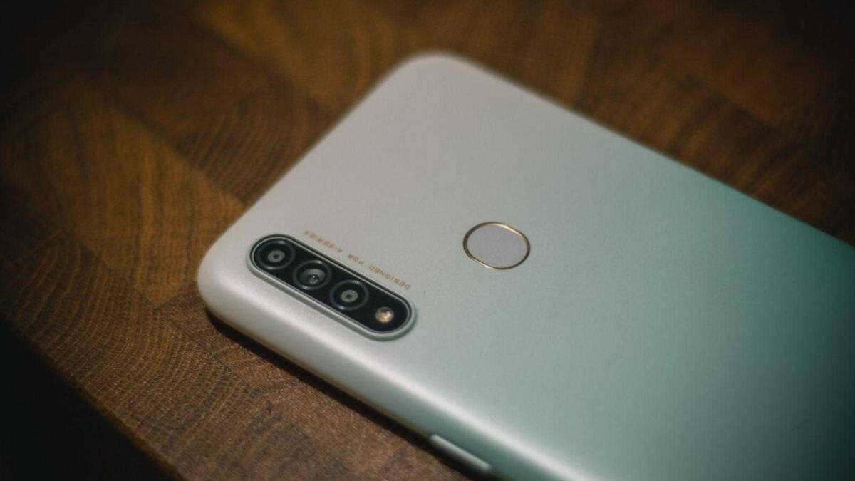 Задняя панель iPhone 12 с тремя камерами и отпечатком пальца