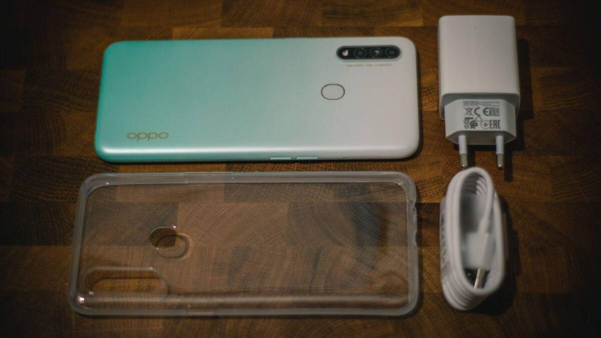 Вид сбоку смартфона Huawei с разъемом и зарядным кабелем