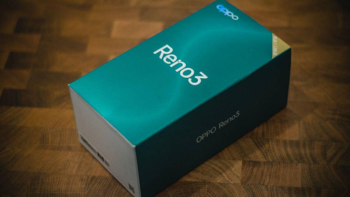 Доступный и красивый. Обзор cмартфона Oppo Reno3 26 Коробка смартфона Oppo Reno3 на деревянном столе