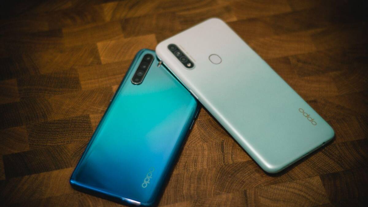 Доступный и красивый. Обзор cмартфона Oppo Reno3 28 Два смартфона Oppo A7 на деревянной поверхности