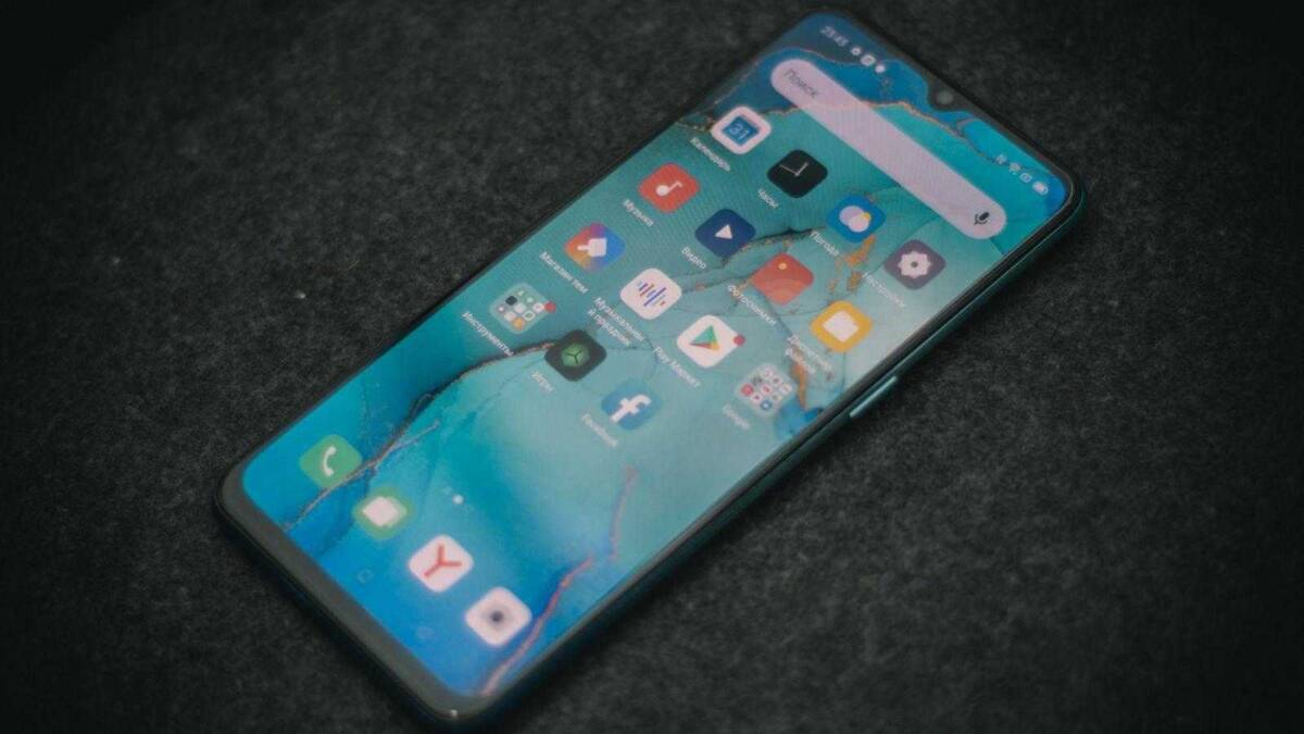 Доступный и красивый. Обзор cмартфона Oppo Reno3 32 Смартфон Lenovo A7 с поврежденным экраном на черном фоне