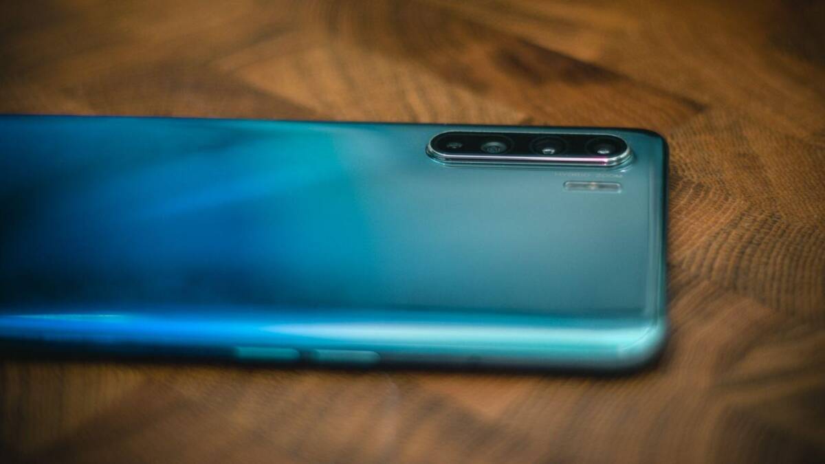 Доступный и красивый. Обзор cмартфона Oppo Reno3 49 Задняя часть смартфона Moto G 5G Plus с тремя камерами