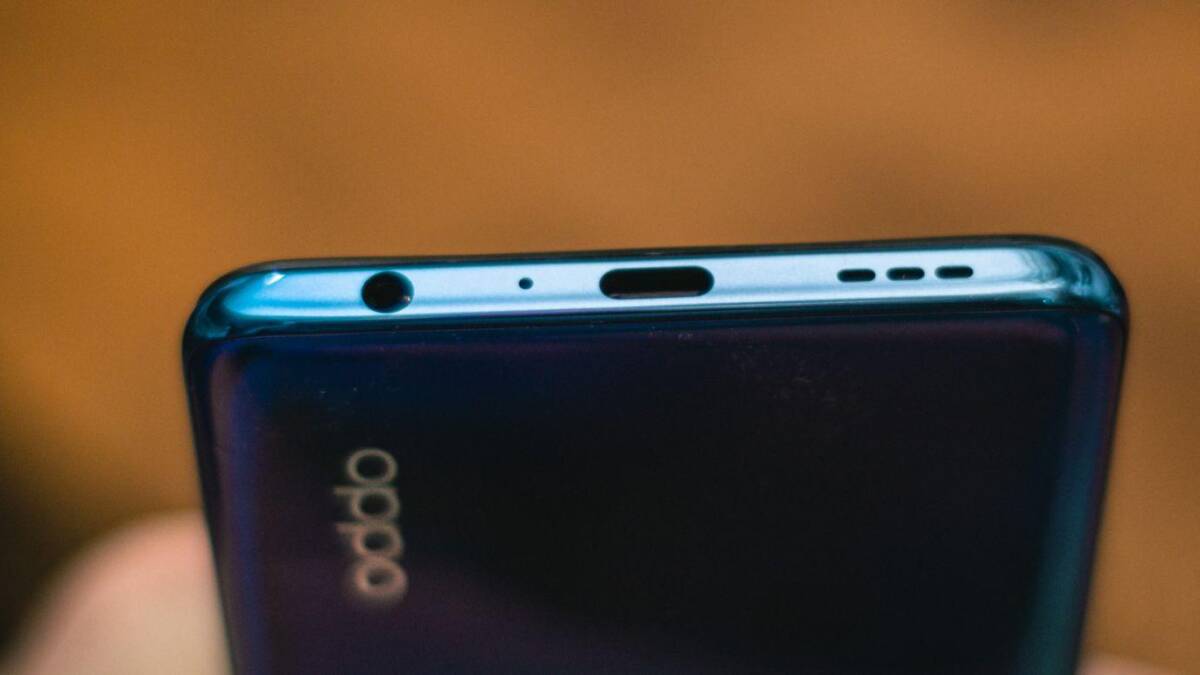 Доступный и красивый. Обзор cмартфона Oppo Reno3 30 Верхняя часть смартфона Lenovo A7 с разъемами
