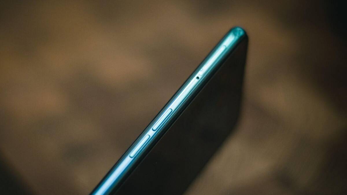 Доступный и красивый. Обзор cмартфона Oppo Reno3 29 Боковой профиль смартфона Lenovo A7 с кнопками управления