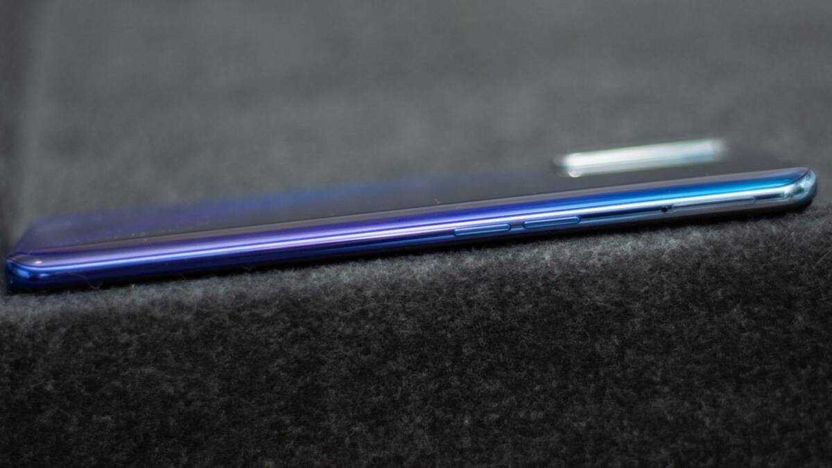 Доступный и красивый. Обзор cмартфона Oppo Reno3 42 Смартфон Motorola Moto G 5G Plus лежит на черной поверхности