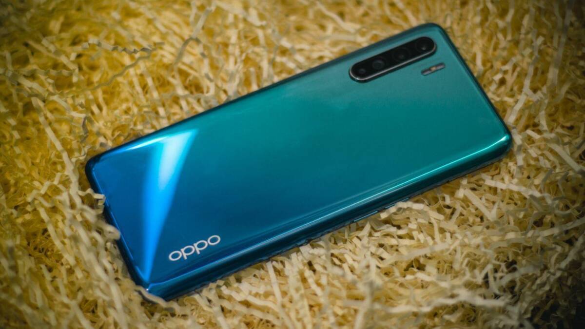 Задняя панель Oppo Reno3 с четырьмя камерами и голубым покрытием