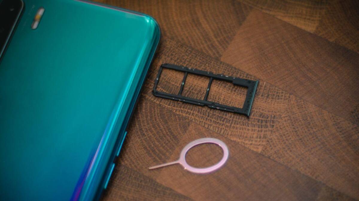 Доступный и красивый. Обзор cмартфона Oppo Reno3 38 Корпус смартфона Moto G 5G Plus с SIM-лотком и кнопками