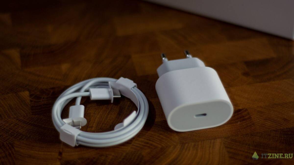 Блок питания и USB-кабель для смартфона Moto G9 Play