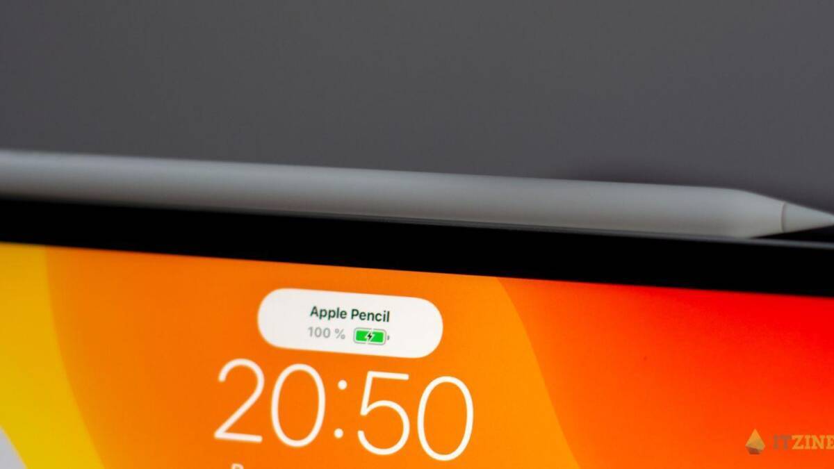 Электронный бумажный дисплей с временем и зарядом батареи на iPad