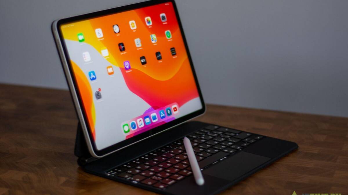 Планшет Samsung с ярким интерфейсом и стилусом на клавиатуре