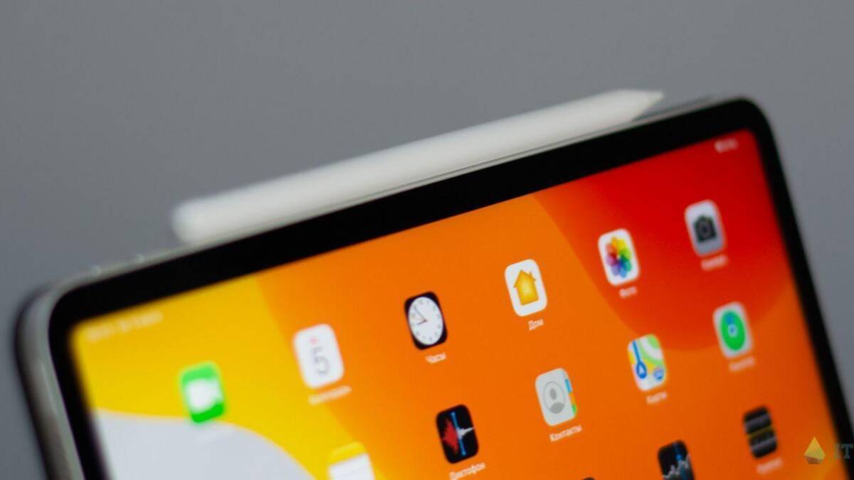 Экран смартфона iPhone с ярким интерфейсом и иконками приложений