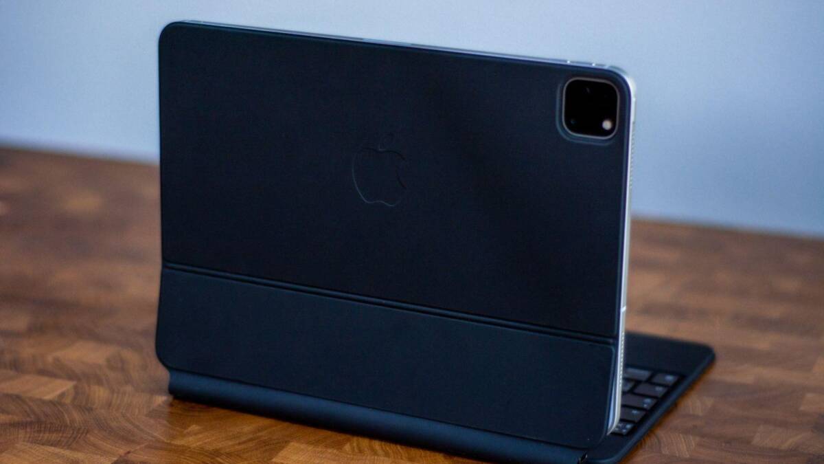 Задняя часть планшета Apple с камерой и логотипом