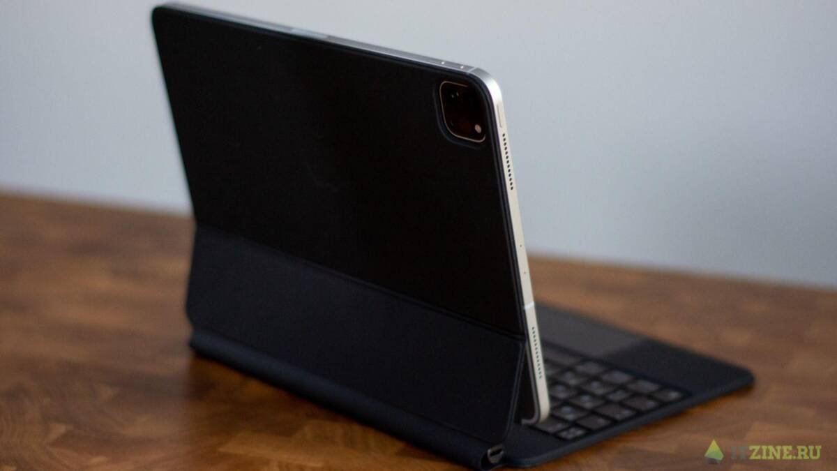 Смартфон Samsung с плоским экраном и батареей