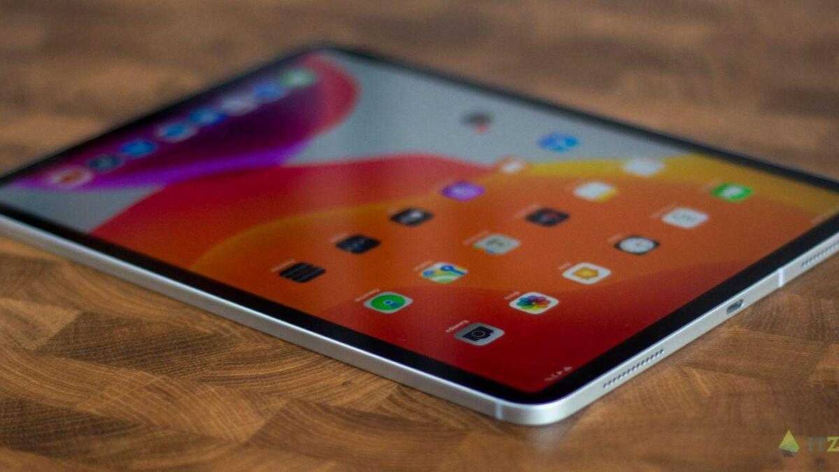 Планшет Samsung Galaxy Tab S8 на деревянной поверхности