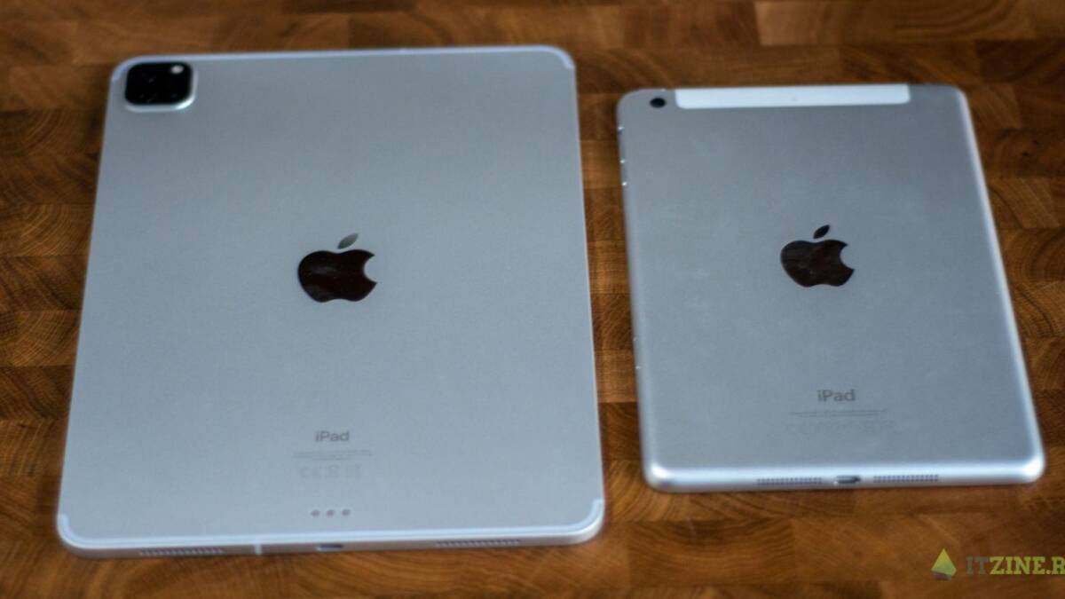 Два планшета Apple iPad разных моделей на деревянном столе