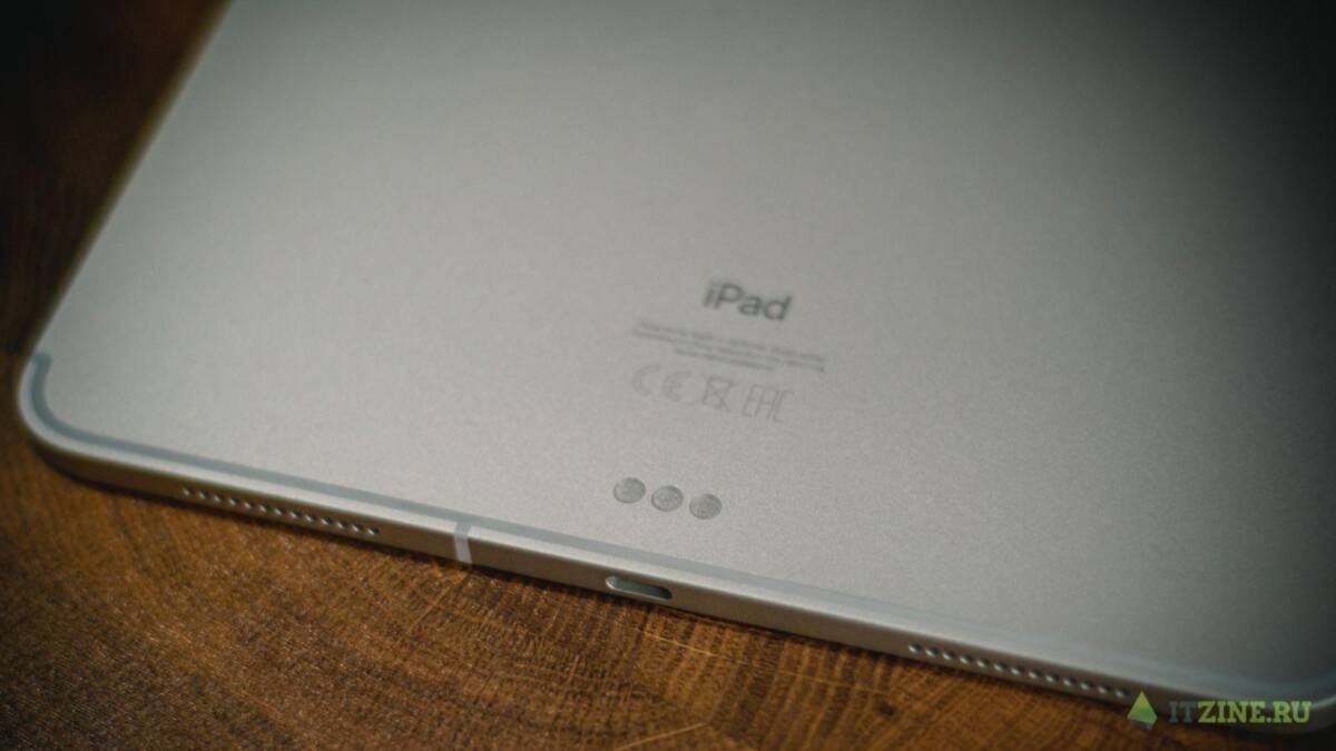 Задняя крышка планшета iPad серебристого цвета