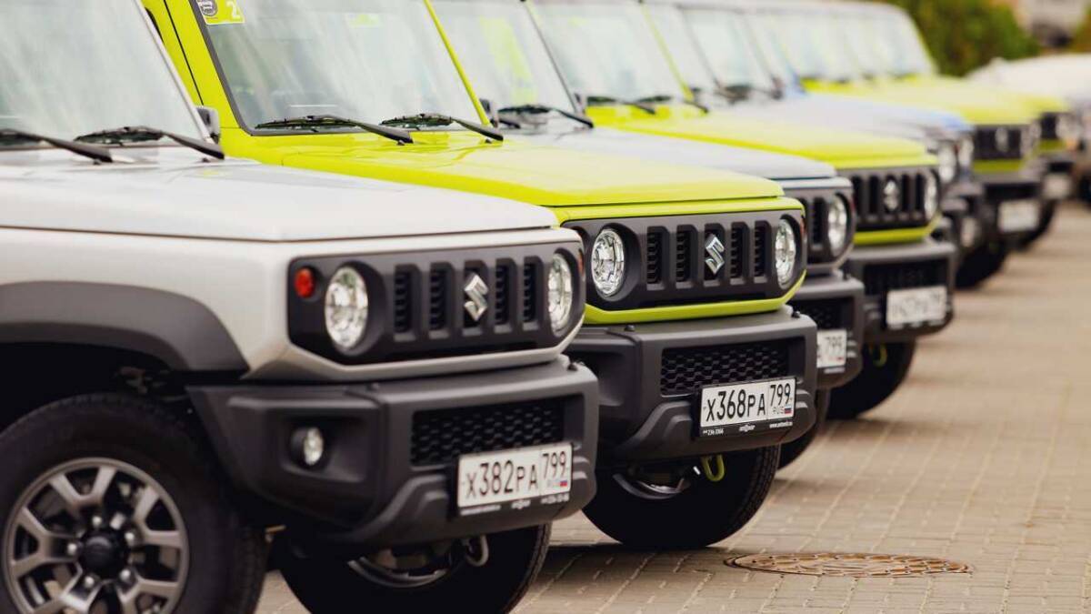 Ряд игрушечных автомобилей Suzuki Jimny на улице