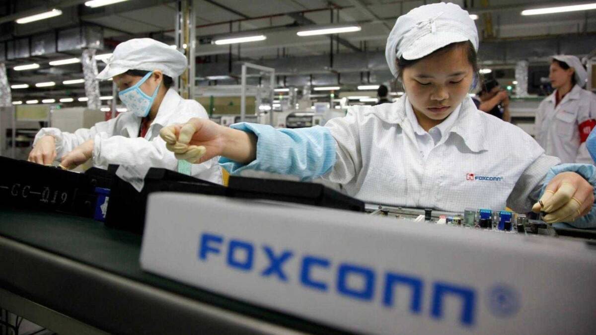 Работники на сборочной линии iPhone 11 в Китае на фабрике Foxconn