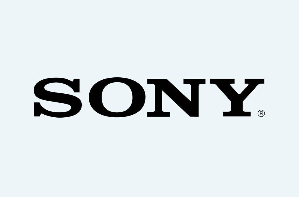 Логотип Sony черным шрифтом на светлом фоне