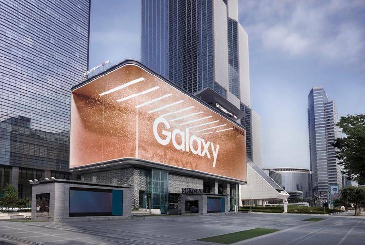 Samsung показала тизер мероприятия Galaxy Unpacked 2020 3 Большой рекламный дисплей Samsung Galaxy в центре города