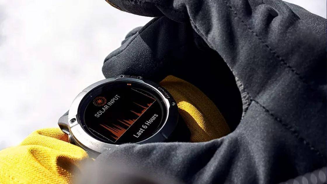 Умные солнечные часы Garmin на руке человека
