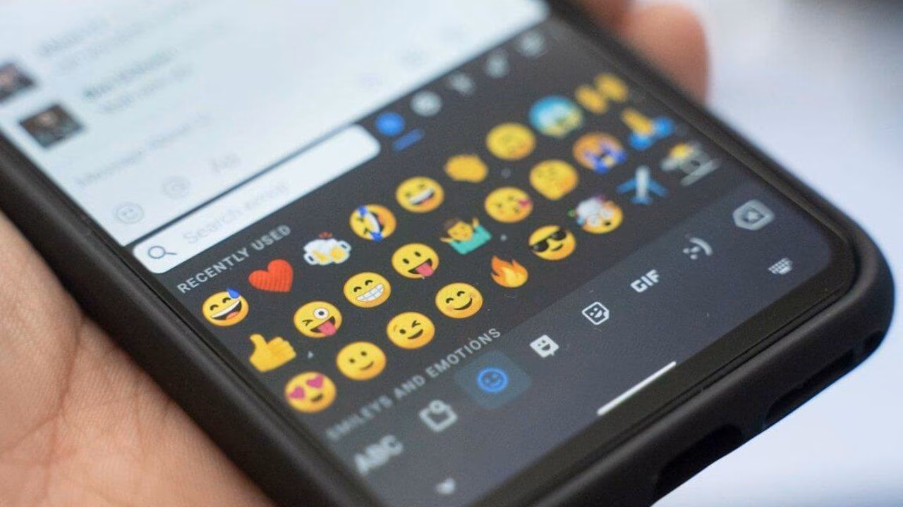 В клавиатуру GBoard добавили строку быстрого доступа к emoji 2 gboard emoji android 1 1280x720 1