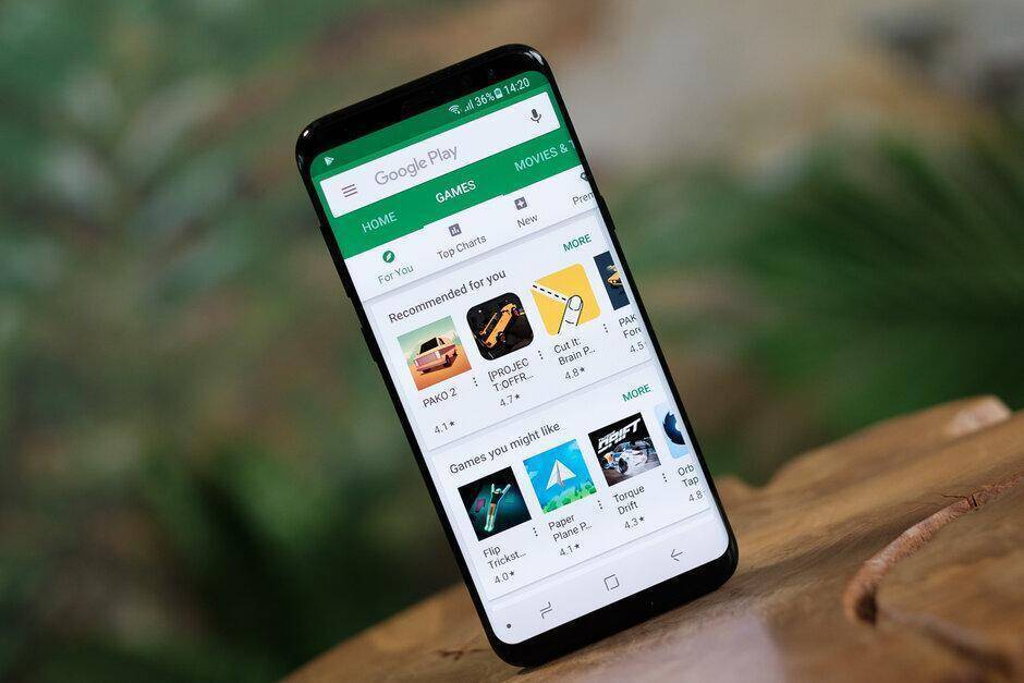 Опубликован список опасных приложений из Google Play 4 Смартфон Samsung с открытым магазином Google Play на экране