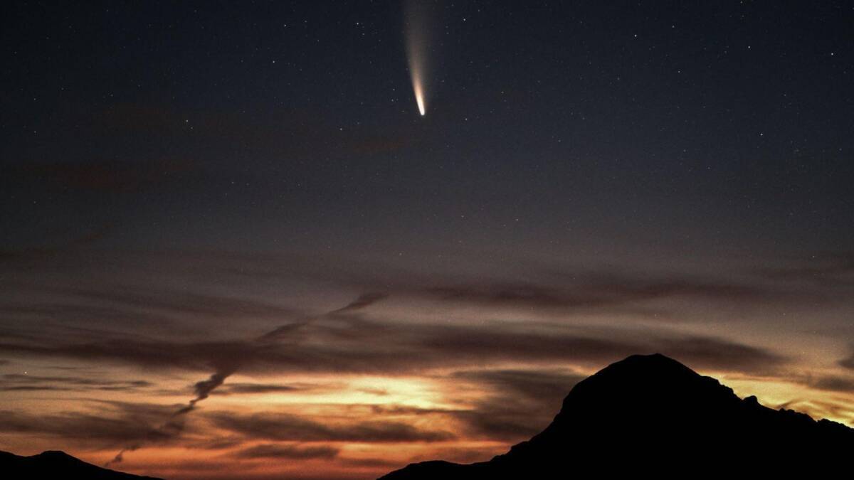 Ночная сцена с метеоритом и кометой NEOWISE над горами