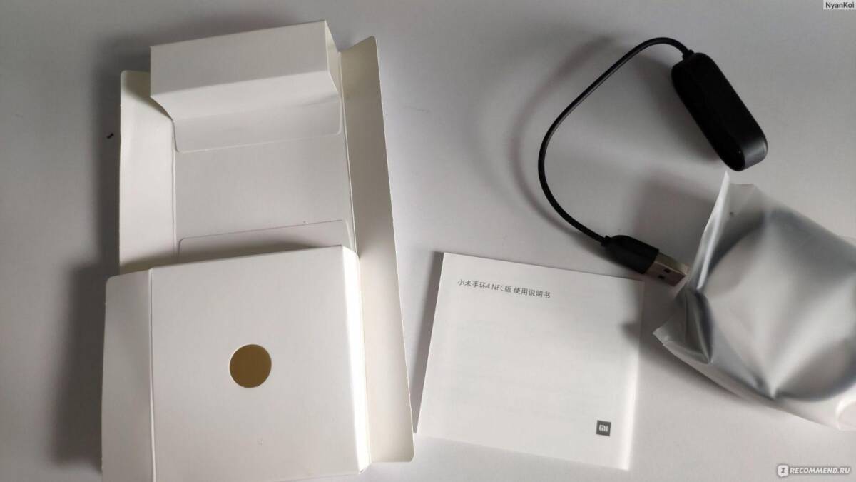 Открытая упаковка Xiaomi док-станции с кабелем и документацией