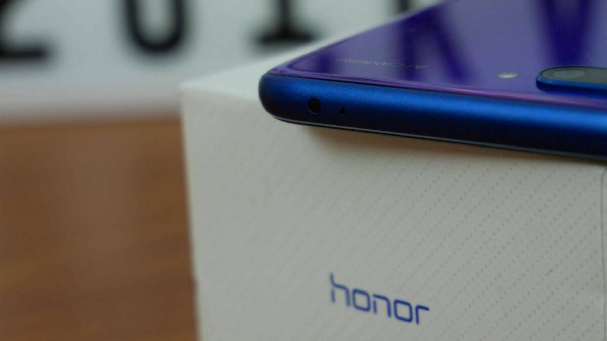 Ближайший вид камеры смартфона Honor на боковой стороне телефона