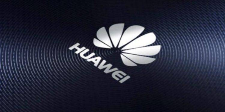 Логотип Huawei на темной светящейся поверхности