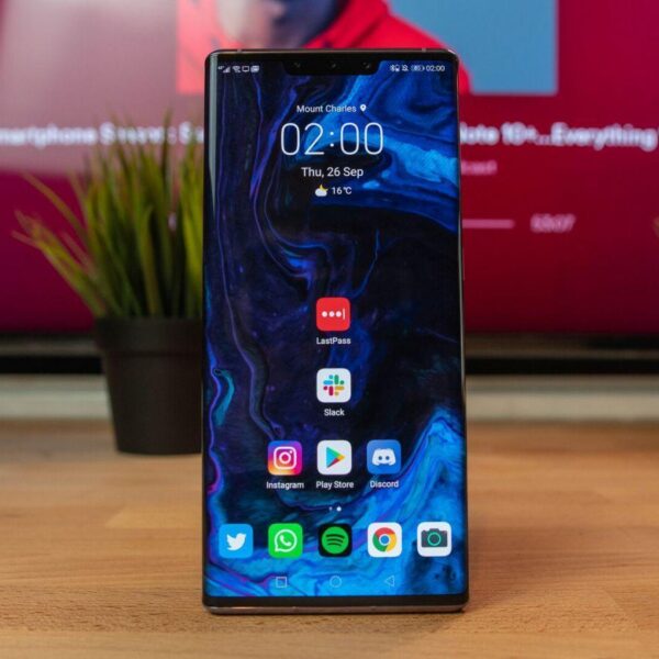 huawei mate 30 pro front shot of home screen