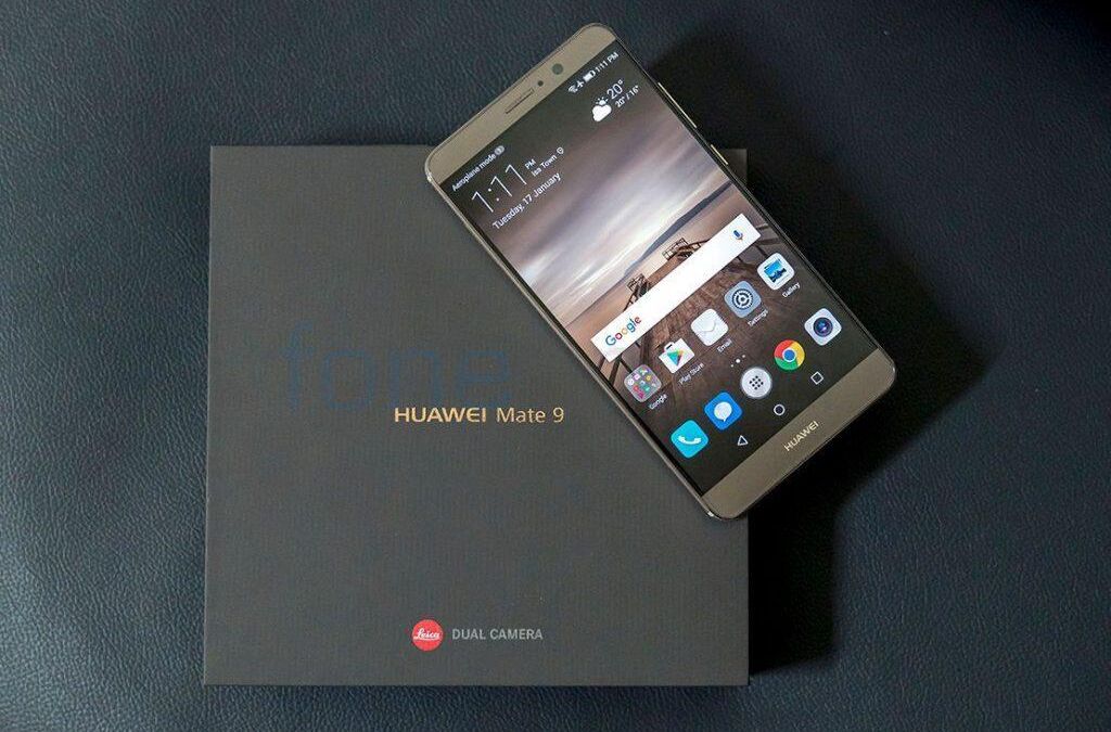 Смартфон Huawei Mate 9 на коробке и экраном сверху
