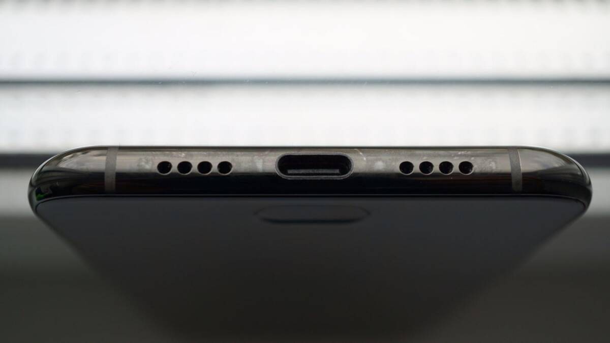 Низкое расположение USB-порт на смартфоне Oppo Reno3