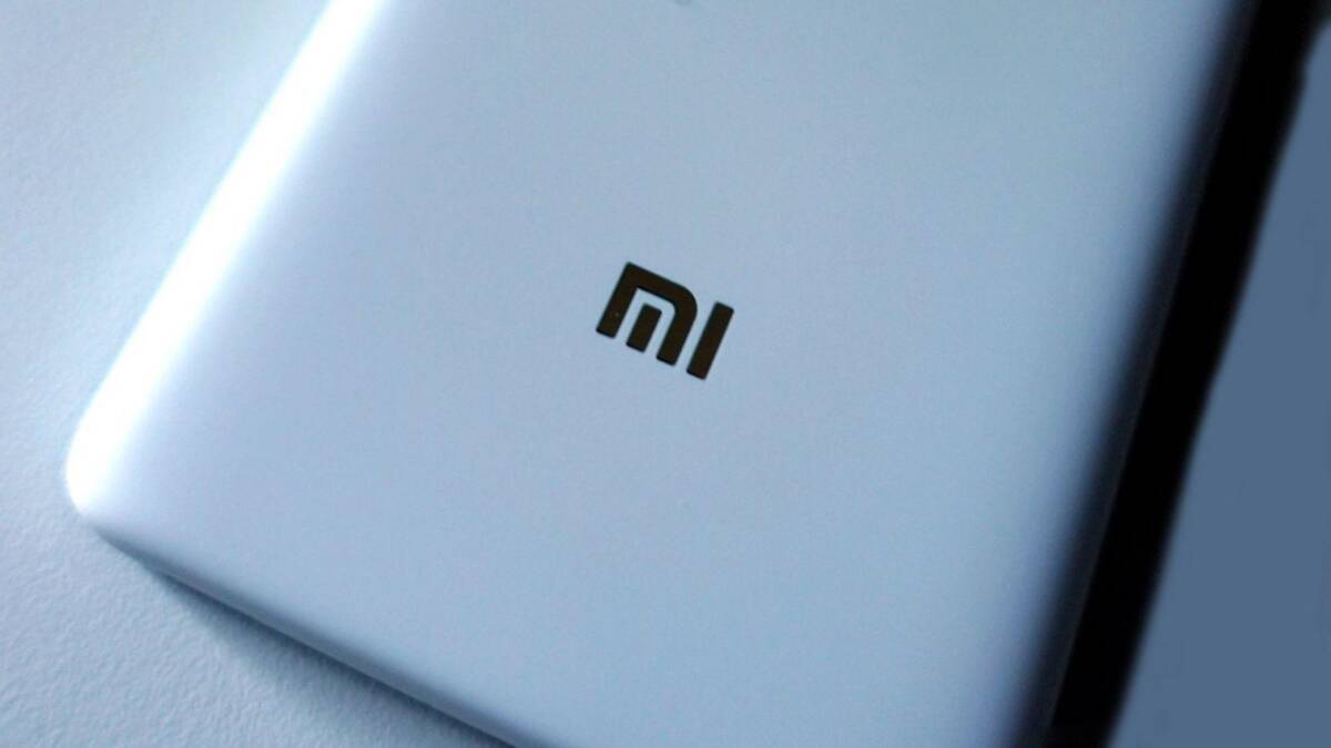 Задняя панель ноутбука Xiaomi с логотипом МИ