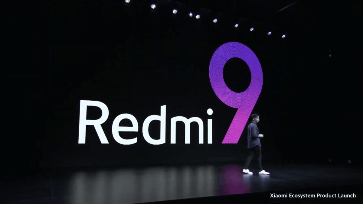 Xiaomi показала Redmi 9 для европейского рынка 8 Группа молодых людей на улице с ноутбуками и смартфонами