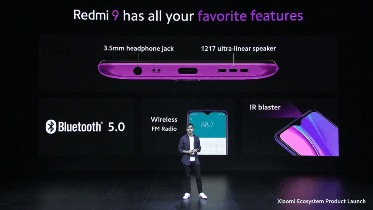 Xiaomi показала Redmi 9 для европейского рынка 13 Рука держит белый планшет Redmi K Pad сбоку