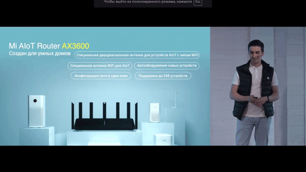 Наушники LG Xboom TONE Free на зарядных кейсах на подиумах