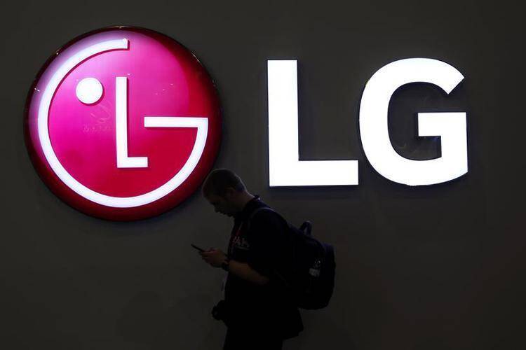 Яркая вывеска LG на светлом фоне с силуэтом человека