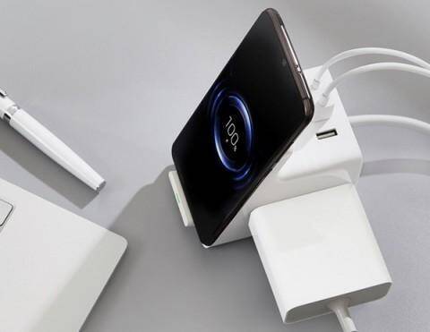 Xiaomi анонсировала новую док-станцию для смартфонов 6 Беспроводная зарядная станция Xiaomi с кабелями и смартфоном сверху