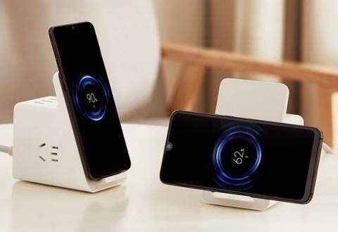 Xiaomi анонсировала новую док-станцию для смартфонов 7 Беспроводная зарядная станция Xiaomi с двумя смартфонами на зарядке