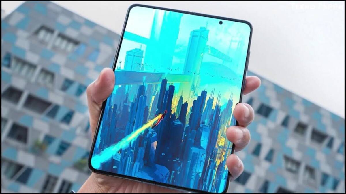 Складной смартфон Samsung Galaxy Z Fold 2 с ярким дисплеем и изображением города