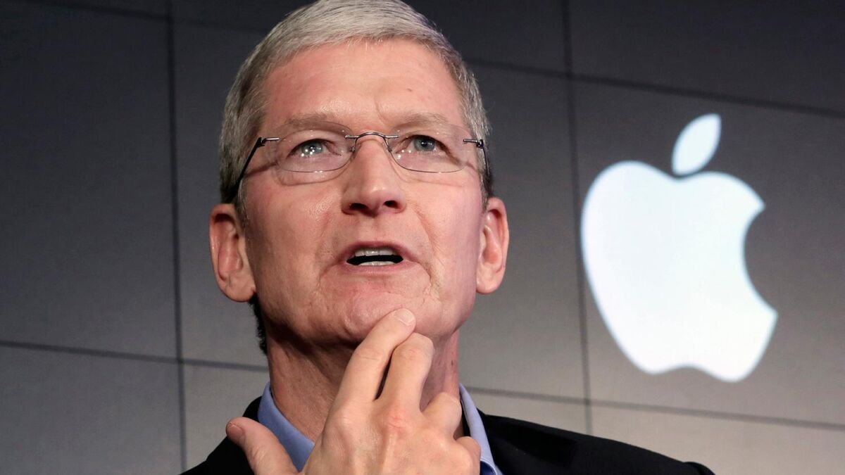 Изображение Итанга Ажара на презентации Apple с логотипом компании на заднем плане